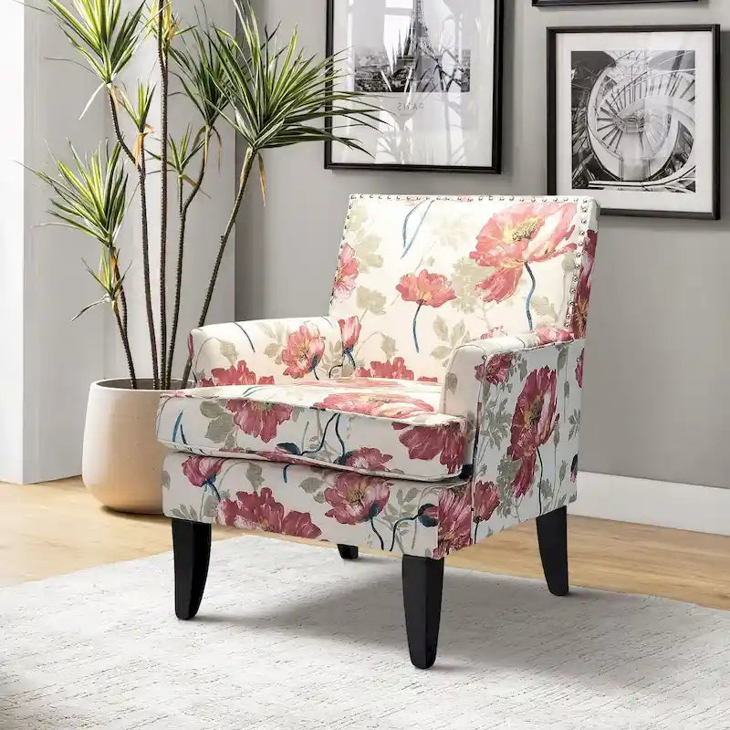 Fauteuil de style campagne française, orné de rivets et de pieds en bois massif.