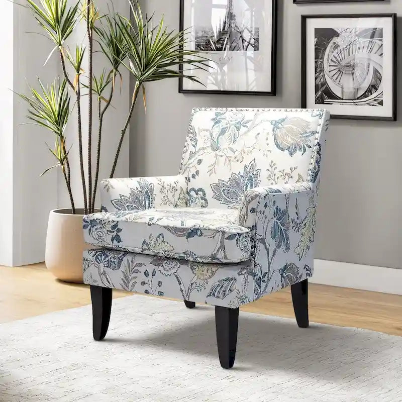 Fauteuil de style campagne française, orné de rivets et de pieds en bois massif.