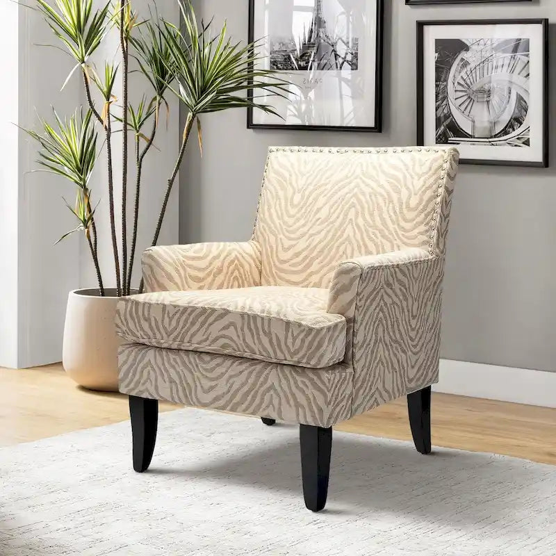 Fauteuil de style campagne française, orné de rivets et de pieds en bois massif.