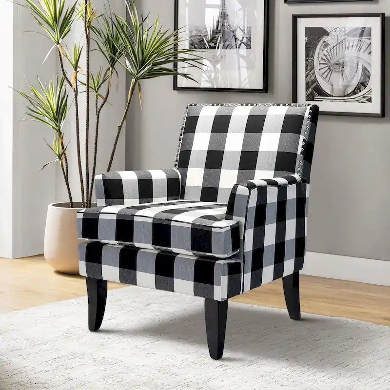Fauteuil de style campagne française, orné de rivets et de pieds en bois massif.