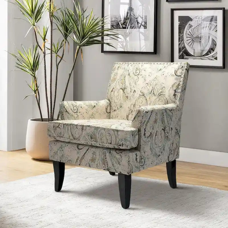 Fauteuil de style campagne française, orné de rivets et de pieds en bois massif.