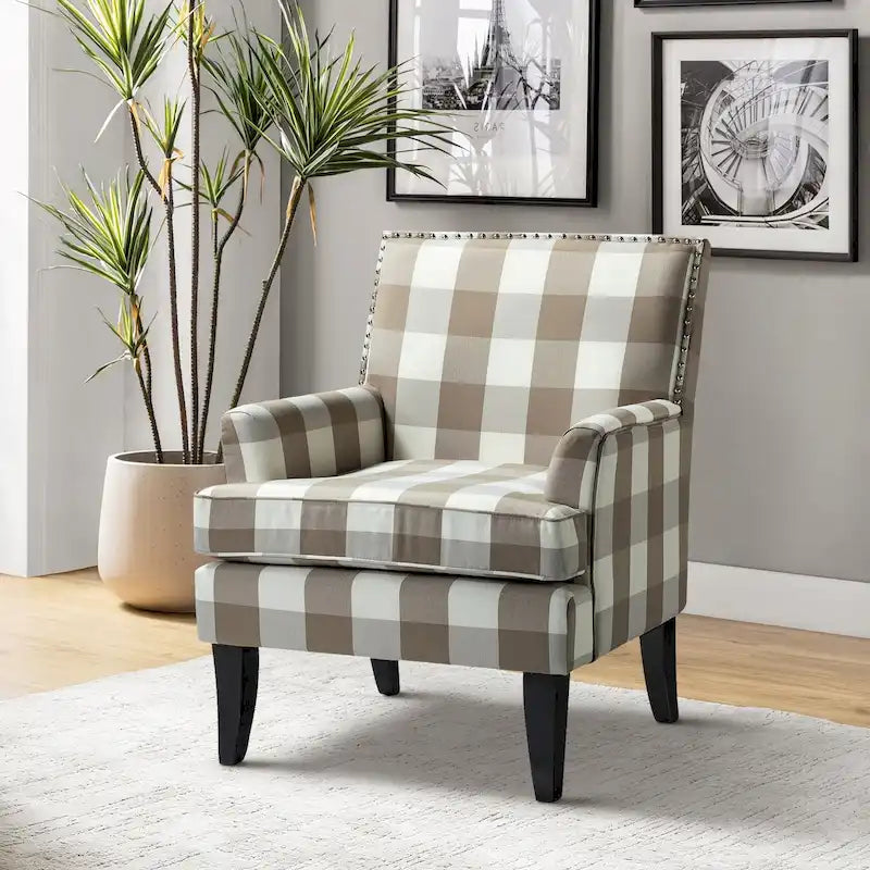 Fauteuil de style campagne française, orné de rivets et de pieds en bois massif.