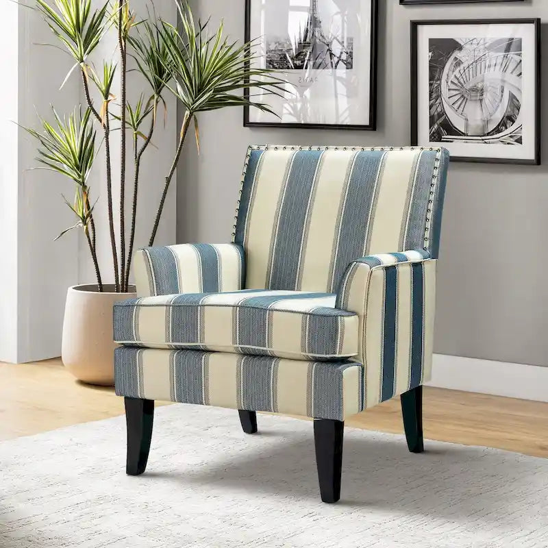 Fauteuil de style campagne française, orné de rivets et de pieds en bois massif.