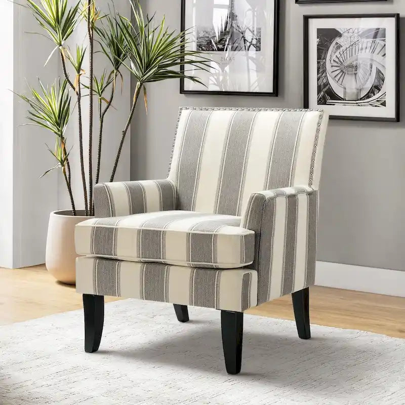 Fauteuil de style campagne française, orné de rivets et de pieds en bois massif.