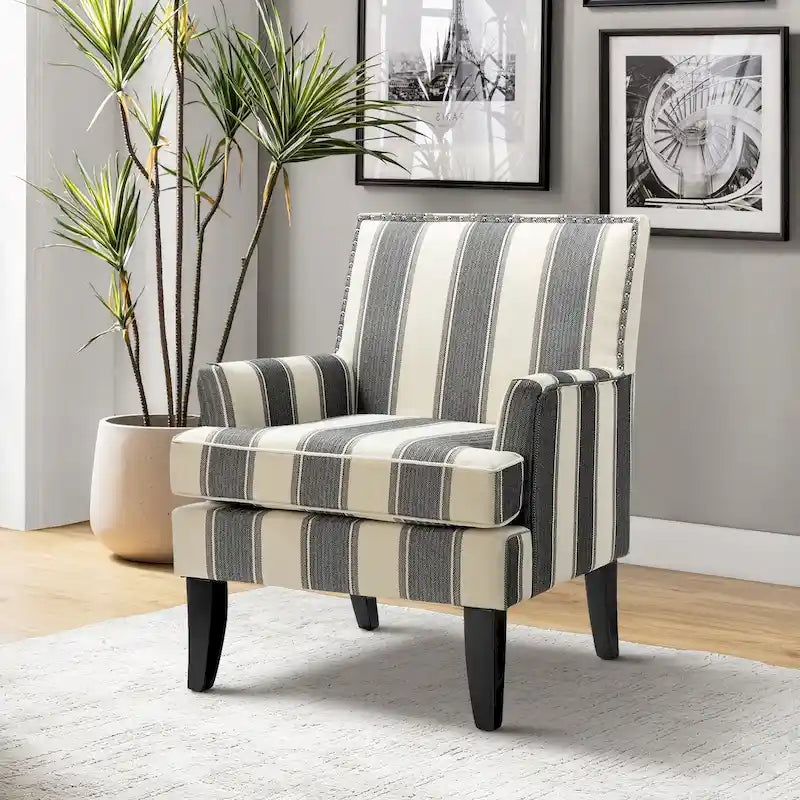 Fauteuil de style campagne française, orné de rivets et de pieds en bois massif.