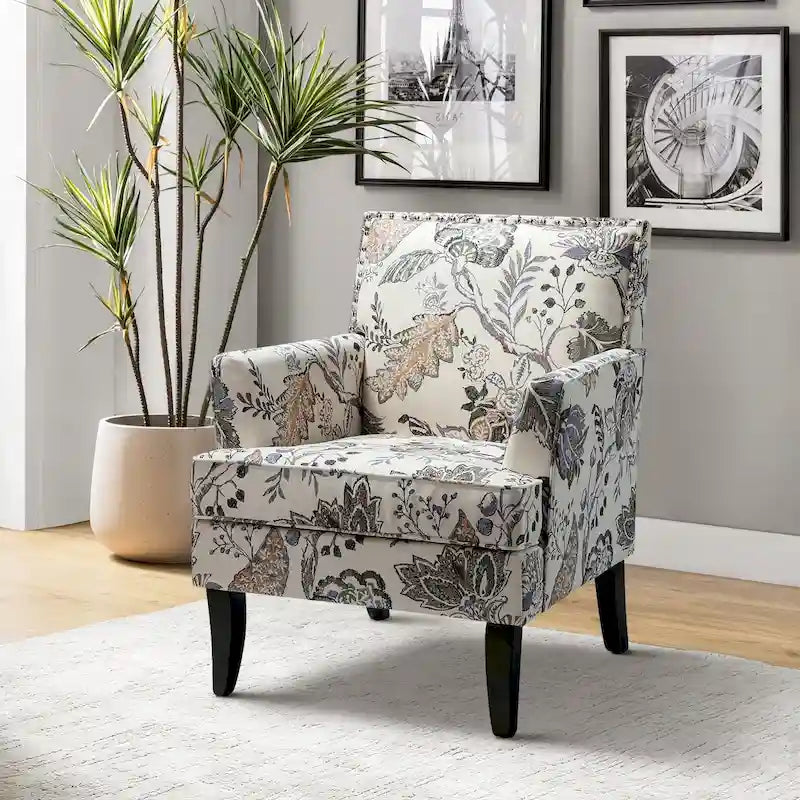 Fauteuil de style campagne française, orné de rivets et de pieds en bois massif.