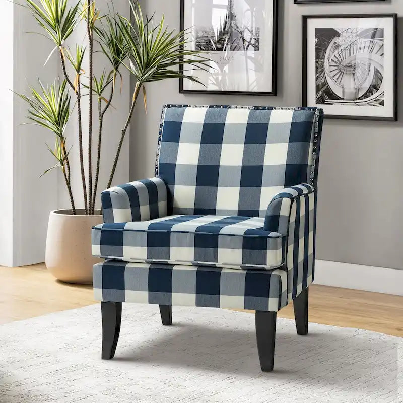 Fauteuil de style campagne française, orné de rivets et de pieds en bois massif.