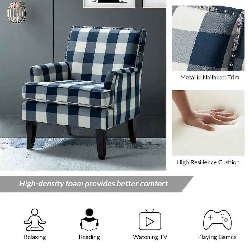 Fauteuil de style campagne française, orné de rivets et de pieds en bois massif.