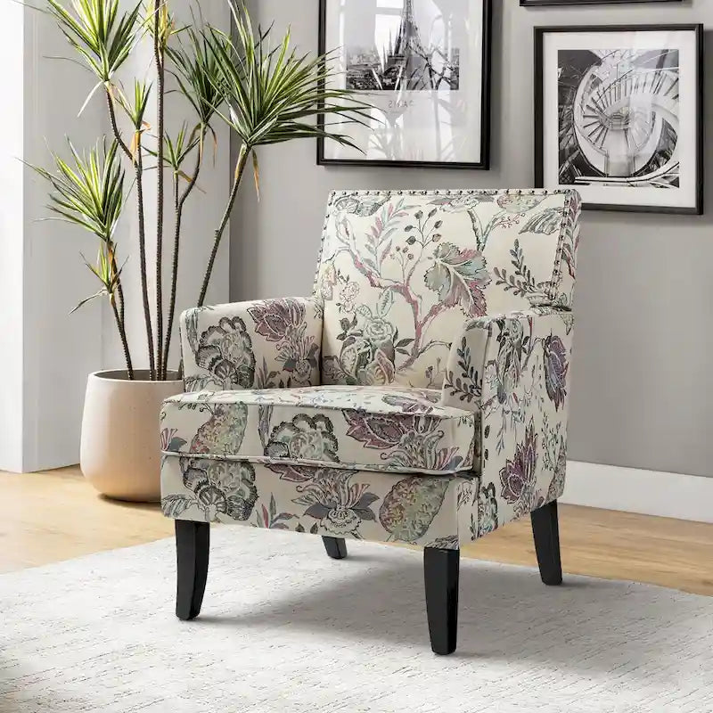 Fauteuil de style campagne française, orné de rivets et de pieds en bois massif.