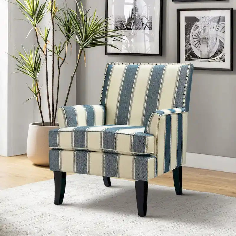Fauteuil de style campagne française, orné de rivets et de pieds en bois massif.