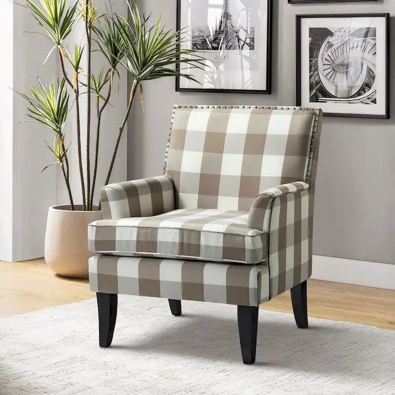 Fauteuil de style campagne française, orné de rivets et de pieds en bois massif.