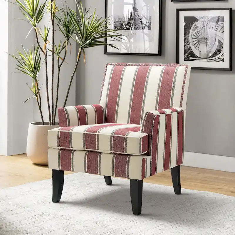 Fauteuil de style campagne française, orné de rivets et de pieds en bois massif.